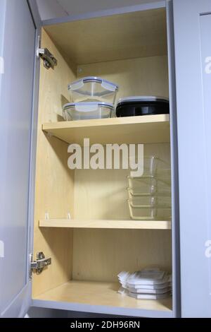 contenitori in vetro organizzati per la conservazione degli alimenti nell'armadio Foto Stock