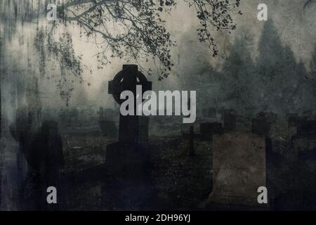 Un cimitero vittoriano spooky su una notte nebbia, inverni. Con una modifica astratta, grunge, vintage. Foto Stock
