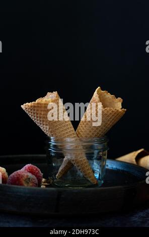 Coni gelato in vetro su sfondo scuro. Gelato Moody. Dessert. Foto Stock