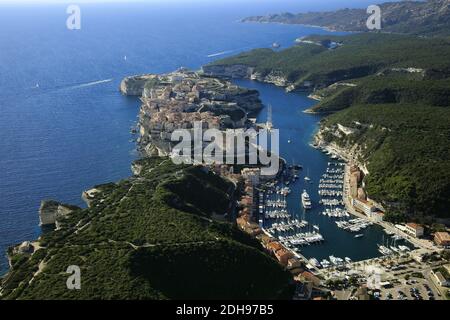 Corse-du-Sud (Corsica del Sud): Veduta aerea della città alta di Bonifacio, la sua cittadella, il suo porto commerciale e marina circondato da scogliere Foto Stock