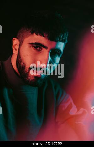 Ritratto di uomo fidato con luce rossa su di lui faccia a barra Foto Stock
