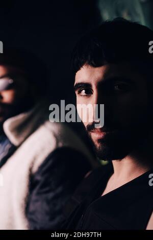 Ritratto di uomo sicuro della barba con amico maschio al bar Foto Stock