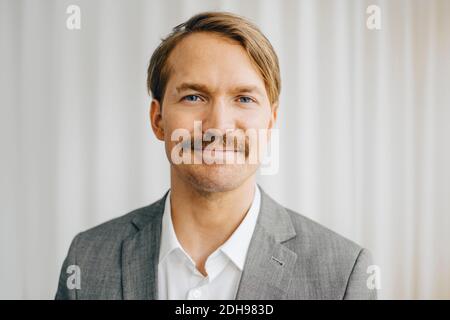 Ritratto di imprenditore in piedi in ufficio Foto Stock