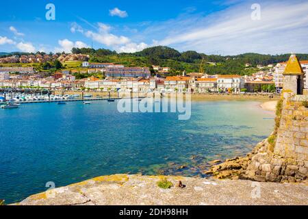 Baiona, Galizia, Spagna - Giugno 2017: Vista panoramica del porto di Baiona dalla Fortezza di Montereal Foto Stock