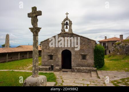 Eremo di Santa Tecla dal 12 ° secolo situato sulla cima della montagna omonima, A Guarda, Galizia, Spagna Foto Stock