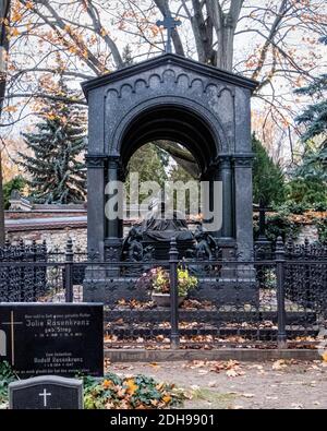 Berlino-Mitte, Oranienburg. Il primo Cimitero Francese e' un monumento storico elencato.la Tomba di Peter Louis Ravene 1793-1861 di Friedrich August Stuler Foto Stock