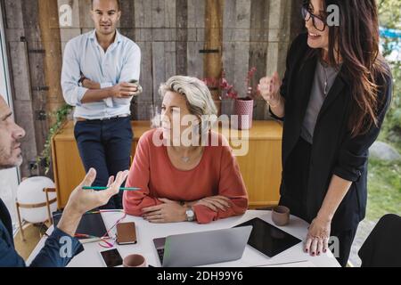 Colleghi di lavoro che discutono in un camion portatile per ufficio Foto Stock