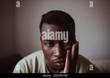 Primo piano ritratto di uomo triste Foto Stock