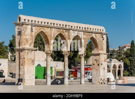 Vista della strada d'ingresso ad arco occidentale presso la piazza della cupola dorata della roccia, in un santuario islamico situato sul Monte del Tempio nella città vecchia di Foto Stock