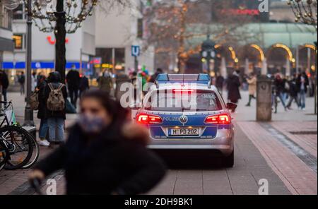 Hannover, Germania. 10 dicembre 2020. I poliziotti controllano l'osservanza dell'obbligo di mascheramento nella zona pedonale del centro città. Credit: Julian Stratenschulte/dpa/Alamy Live News Foto Stock