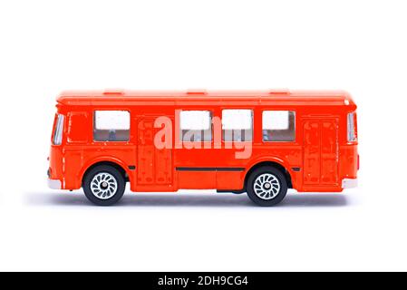 Modello in plastica di un vecchio autobus rosso, giocattolo, in miniatura isolato su bianco Foto Stock