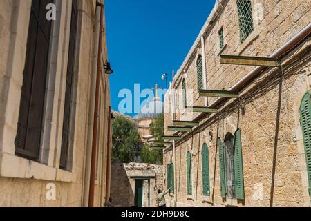 L'entrata alla nona stazione della croce in Via dolorosa presso il Patriarcato copto ortodosso, Monastero di Sant'Antonio Copto, nella Città Vecchia Est di Jerusa Foto Stock