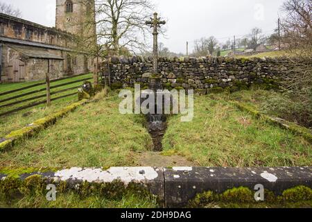 La 'tomba acquatica' St Michaels Kirkby Malham Foto Stock