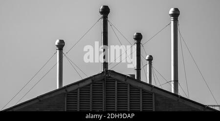 Vista dall'alto di una fabbrica che mostra il tetto con tutti i suoi camini senza fumo Foto Stock