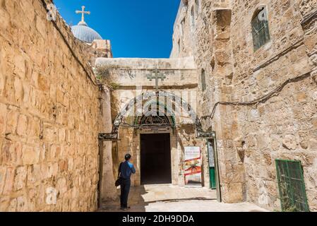 Un turista di fronte alla nona stazione della croce in Via dolorosa all'entrata al Patriarcato copto ortodosso, Monastero di Sant'Antonio copto, i Foto Stock