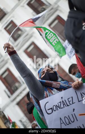 Madrid, Spagna. 10 dicembre 2020. Manifestanti spagnoli e saharawi protestano davanti all'ambasciata spagnola degli Affari esteri a Madrid. (Foto di Fer Capdepon Arroyo/Pacific Press) Credit: Pacific Press Media Production Corp./Alamy Live News Foto Stock