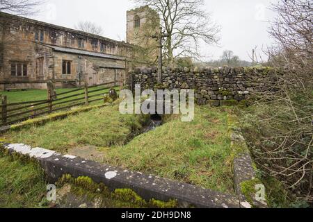 La 'tomba acquatica' St Michaels Kirkby Malham Foto Stock