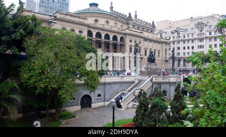 Il Teatro Comunale di San Paolo visto dal Ramos De Azevedo Plaza Foto Stock