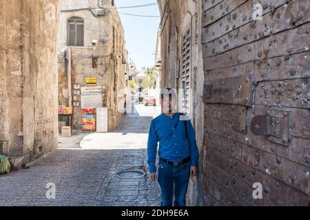 Un turista cinese alla porta dei Leoni, la porta di Santo Stefano si trova nel Muro Orientale, quartiere islamico, l'ingresso segna l'inizio della Via Dol Foto Stock