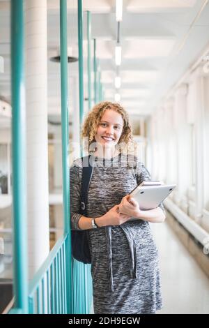 Ritratto di studentessa nel corridoio dell'università Foto Stock