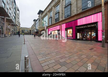 Glasgow, Scozia, Regno Unito. 10 dicembre 2020. Nella foto: Via Buchanan a Glasgow. Glasgow City Centre Streets sembra deserta e vuota come Glasgow è l'ultimo giorno del suo blocco di fase 4 durante il coronavirus (COVID19) pandemia. Il primo ministro scozzese metterà Glasgow nella fase 3 fissando domani e ha detto che i negozi non essenziali potranno aprire a partire dalle 6.00 dell'11 dicembre. Domani sembra essere un giorno molto più affollato. Credit: Colin Fisher/Alamy Live News Foto Stock