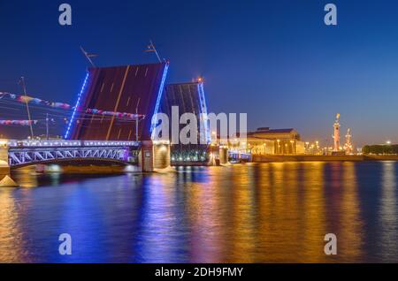 Fiume Neva e Palazzo aperto (Dvortsovy) Ponte - San Pietroburgo Russia Foto Stock