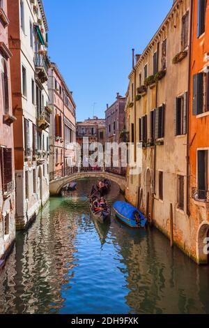 VENEZIA, ITALIA - 22 AGOSTO 2016: Giro turistico in gondola attraverso il canale il 22 agosto 2016 a Venezia Italia Foto Stock