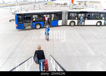 Passeggeri in aeroporto con bagaglio in partenza da un aereo Foto Stock