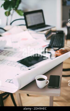 Dettagli delle stampe e delle unità digitali nell'ufficio domestico Foto Stock