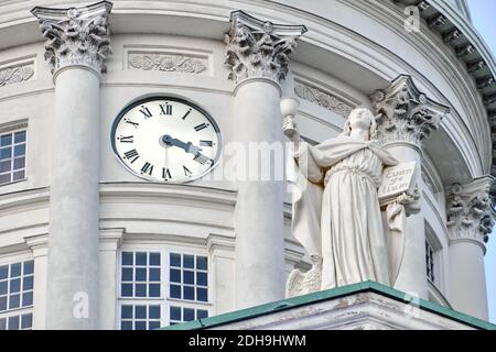 Helsinki, Finlandia - 22 novembre 2020: Primo piano dell'orologio a cupola e della scultura della cattedrale di Helsinki Foto Stock