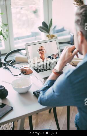 Uomini d'affari che hanno una videoconferenza che lavora a casa Foto Stock