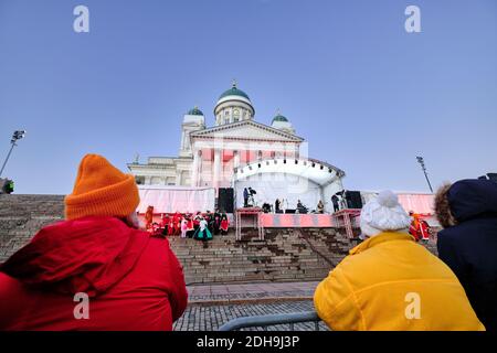 Helsinki, Finlandia - 22 novembre 2020: La tradizionale apertura natalizia sulla piazza del Senato, sulle scale della cattedrale di Helsinki. Foto Stock