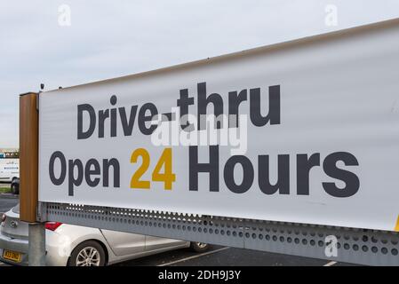 Grande striscione McDonalds che dice: Drive-Thru aperto 24 ore Foto Stock