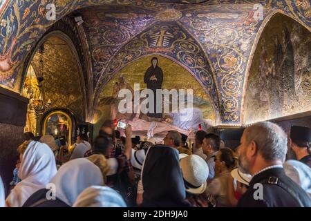 Turisti e pellegrini pregano al Calvario Golgota, tradizionalmente considerato il luogo della crocifissione di Gesù nella Chiesa del Santo Sepolcro, Foto Stock