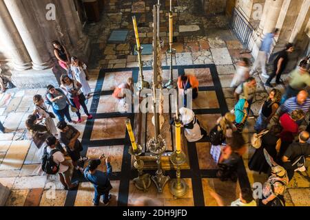 I turisti e i pellegrini stanno giocando pietra di Anointing o pietra di Unction, il luogo dove il corpo di Gesù è stato preparato per la sepoltura da Giuseppe di Arimatea, io Foto Stock