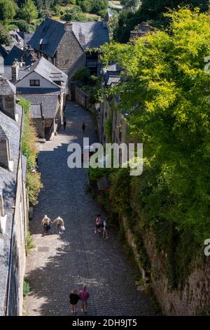 Dinan (Bretagna, Francia nord-occidentale): Rue du Petit Fort, strada che segna il confine tra il centro città e il porto Foto Stock