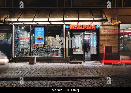 Helsinki, Finlandia - 24 novembre 2020: L'ingresso del ristorante Hesburger. Hesburger è una catena finlandese di fast food. Foto Stock