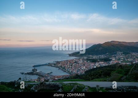 Vista sull'alba della costa sudoccidentale della Galizia e del Città DI A Guarda sull'estuario del fiume Minho Foto Stock