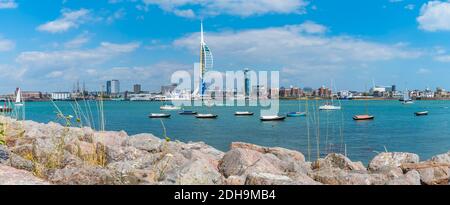 Vista panoramica di Portsmouth attraverso il porto di Portsmouth da Gosport a Portsmouth, Hampshire, Inghilterra, Regno Unito. Foto Stock