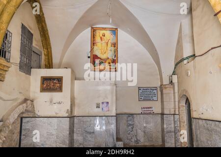 La nona stazione della croce in Via dolorosa all'entrata del Patriarcato copto ortodosso, all'interno del Monastero copto di Sant'Antonio, nella Città Vecchia Foto Stock