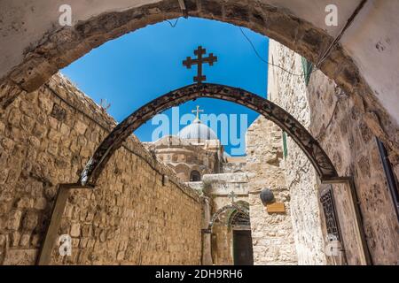 La nona stazione della croce in Via dolorosa all'entrata del Patriarcato copto ortodosso, Monastero di Sant'Antonio Copto, nella Città Vecchia di Jerusa Est Foto Stock