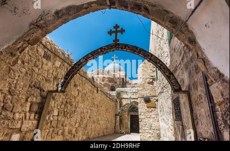 La nona stazione della croce in Via dolorosa all'entrata del Patriarcato copto ortodosso, Monastero di Sant'Antonio Copto, nella Città Vecchia di Jerusa Est Foto Stock