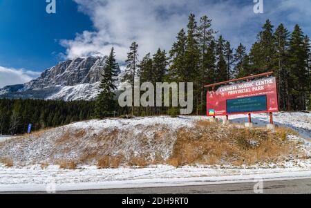 Canmore Nordic Center Provincial Park in inverno soleggiato giorno mattina. Il parco provinciale fu originariamente costruito per le Olimpiadi invernali del 1988. Foto Stock