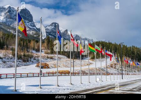 Canmore Nordic Center Provincial Park in inverno soleggiato giorno mattina. Il parco provinciale fu originariamente costruito per le Olimpiadi invernali del 1988. Foto Stock