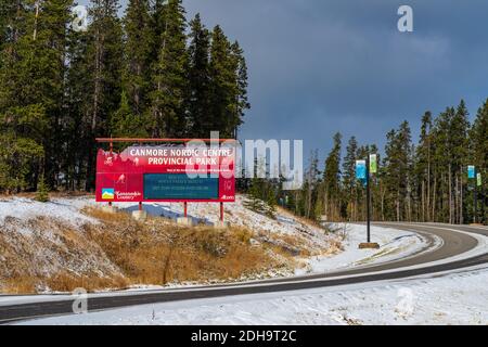 Canmore Nordic Center Provincial Park in inverno soleggiato giorno mattina. Il parco provinciale fu originariamente costruito per le Olimpiadi invernali del 1988. Foto Stock