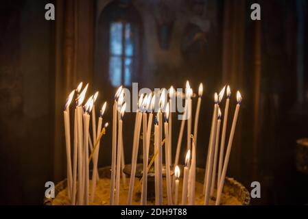 Candele illuminate al luogo di nascita della Vergine Maria sotto la Chiesa di Sant'Anna nella città vecchia di Gerusalemme, Israele Foto Stock