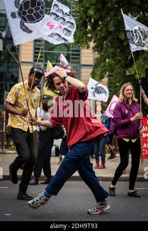 Londra, Regno Unito - 20 giugno 2019: Estinzione attivisti della ribellione al di fuori del Natural History Museum durante la cena del Petroleum Group Awards Foto Stock