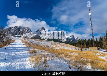 Rundle centrale idroelettrica Canmore nelle Montagne Rocciose canadesi in inverno stagione soleggiata giorno mattina. Canmore, Alberta, Canada. Foto Stock