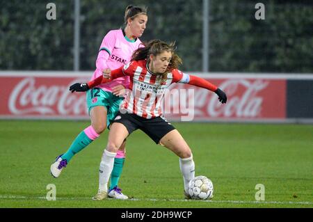 EINDHOVEN, PAESI BASSI - 9 DICEMBRE: Patricia Guijarro del FC Barcelona, Joelle Smits della PSV durante la partita della UEFA Womens Champions League tra PSV Foto Stock