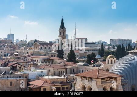 Vista aerea della città vecchia con il cielo blu di Gerusalemme. Quartiere cristiano e cupola della Chiesa del Santo Sepolcro e Monastero di San Salvatore Foto Stock